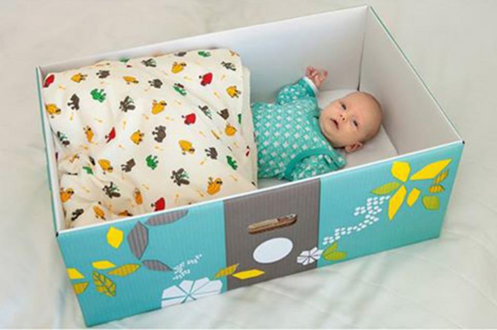 Nacarado Crítico unos pocos Por qué los bebés de Finlandia duermen en cajas de cartón - Por el mundo