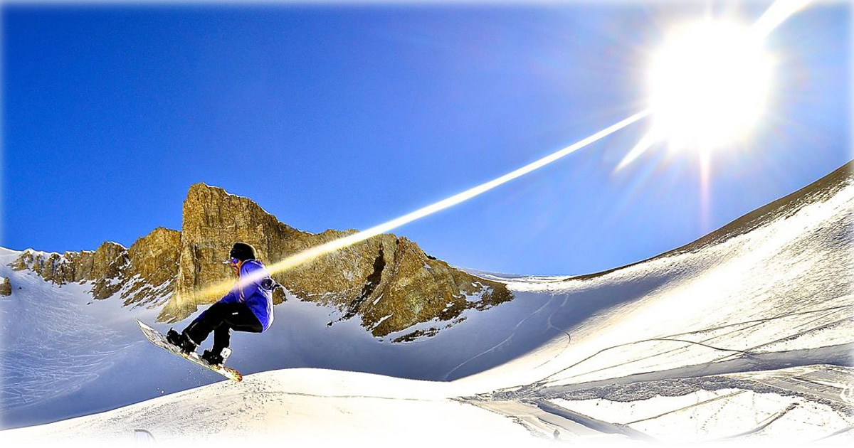 Las Leñas: esquiador saltando en medio de la nieve